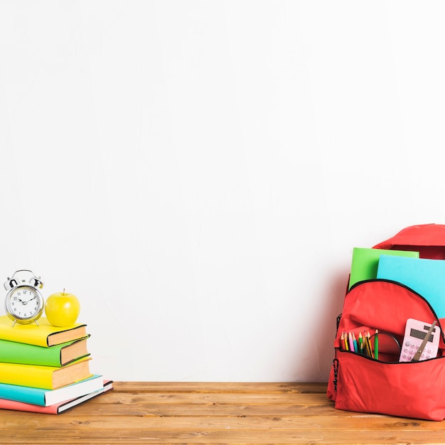 Borsa da scuola e libri sul tavolo