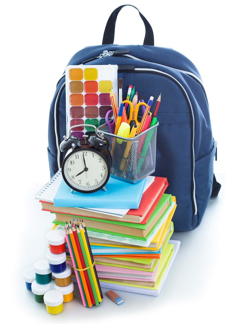 Foto borsa da scuola su sfondo bianco