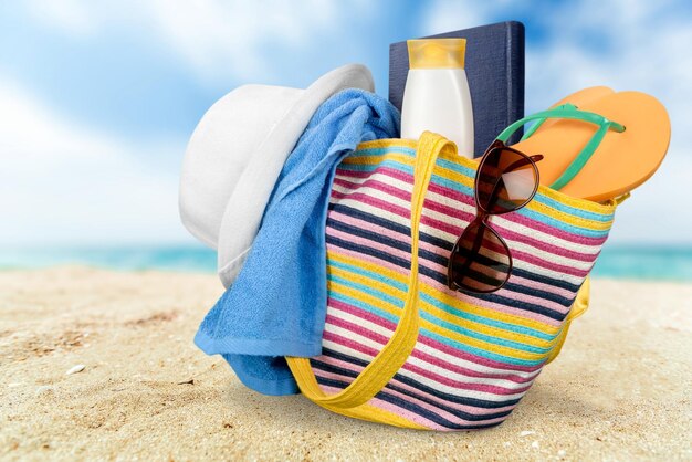 Borsa da spiaggia su sfondo spiaggia