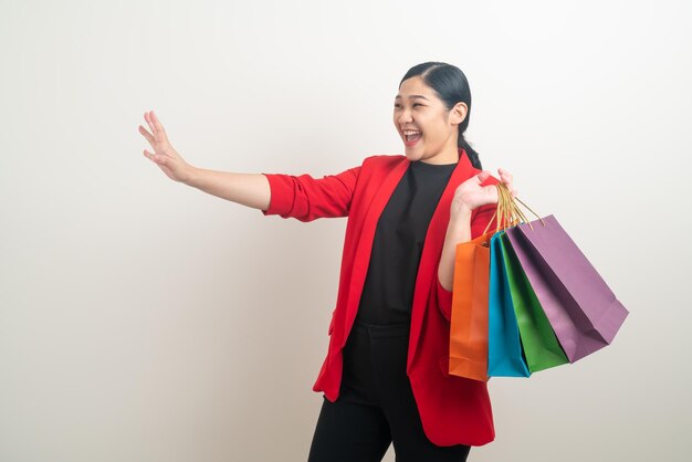 Borsa della spesa asiatica della tenuta della donna a disposizione con fondo bianco