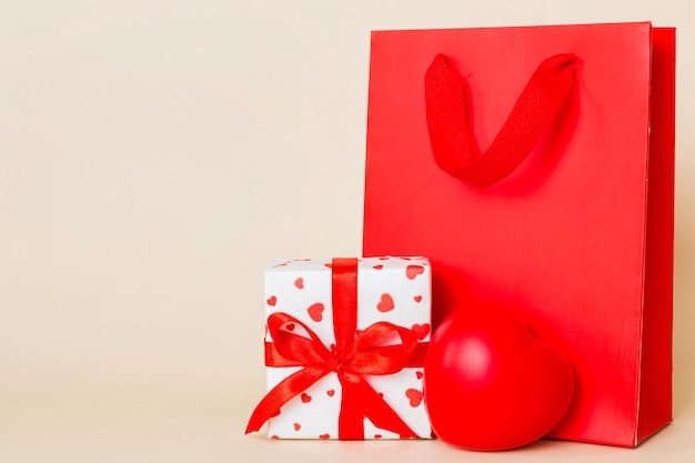 Borsa della spesa con scatola regalo su sfondo colorato vista perspicace Spazio per il concetto di vacanza di testo