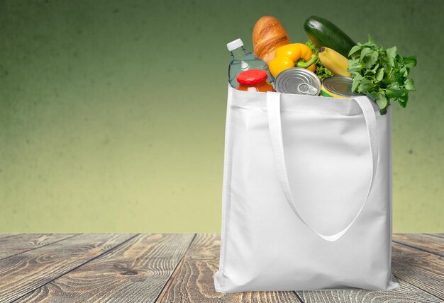 Borsa della spesa con varietà di prodotti alimentari, vista ravvicinata