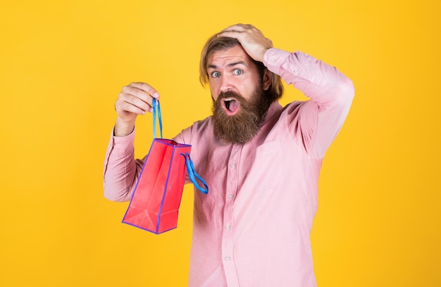 Borsa della spesa di carta sorpresa di compleanno alla festa uomo con pacchetto prepara per le vacanze migliore vendita offerta uomo barbuto felice con confezione regalo allegro brutale hipster tenere regalo Shopping online