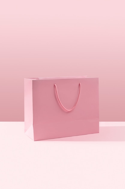 Borsa della spesa di carta su sfondo rosa