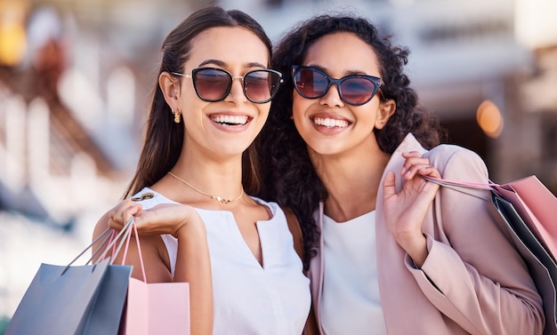 Borsa della spesa felice o amici con la moda di lusso in una città per prodotti di abbigliamento in saldo o offerte di sconto Sorriso di Parigi o donne entusiaste che camminano in un viaggio divertente per ragazze in vacanza