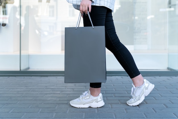 Borsa della spesa nera in mano femminile