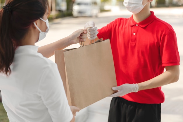 borsa della tenuta del fattorino con guanti e maschera di gomma medici