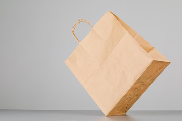 Borsa di carta marrone con manici Borsa della spesa vuota con area per il tuo logo o concetto di consegna del cibo di design