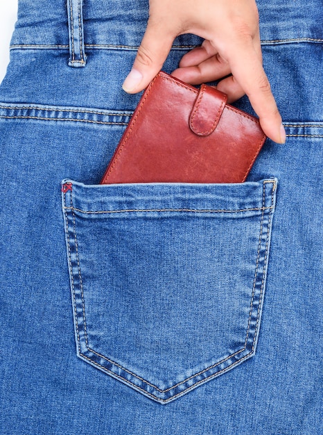 borsa di cuoio nella tasca posteriore dei blue jeans