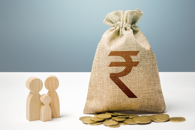 Borsa di denaro in rupia indiana con soldi e statuette familiari sostegno finanziario per le istituzioni sociali