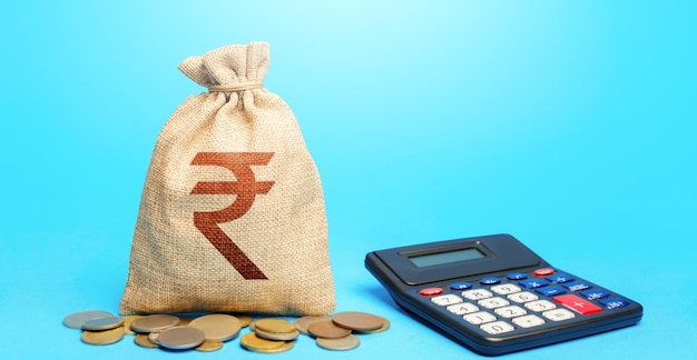 Borsa di denaro in rupie indiane e calcolatrice analisi del concetto contabile della selezione del prestito
