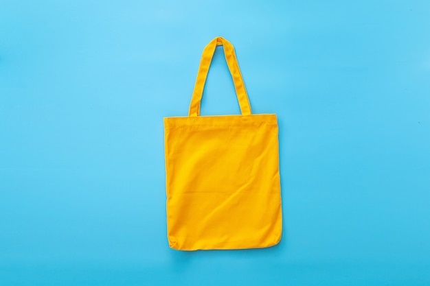 Borsa di tela o borsa di stoffa realizzata con materiali naturali con sfondo blu. Idee per ridurre i sacchetti di plastica.