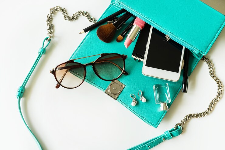 Borsa donna con trucco, cellulare e accessori