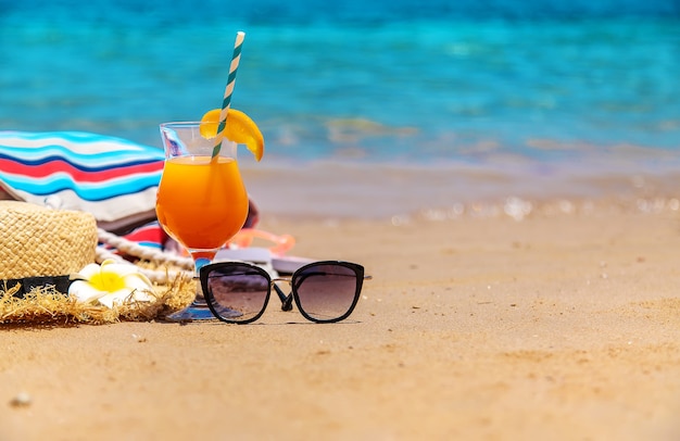 Borsa e cose per rilassarsi sulla spiaggia del mare. Messa a fuoco selettiva. Natura.