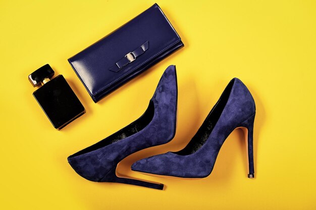 Borsa e scarpe di colore blu scuro con profumo nero