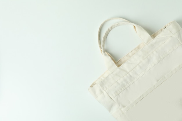 Borsa eco elegante in bianco sulla superficie bianca dello sfondo