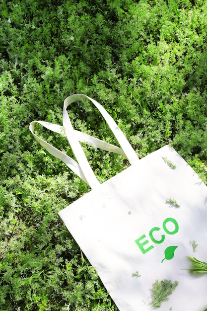 Borsa ecologica su erba verde all'aperto