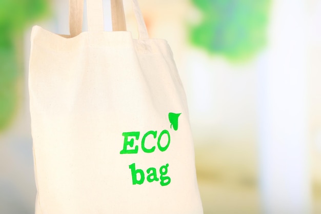 Borsa ecologica sullo sfondo naturale