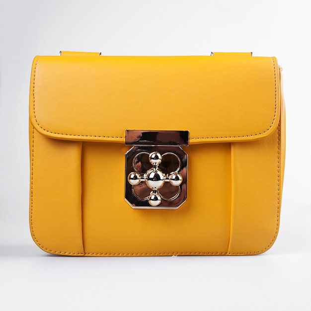 Borsa gialla isolata su bianco