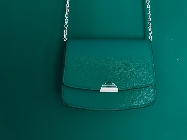 Borsa in pelle alla moda verde smeraldo con dettagli in argento come borsa di design e accessori alla moda collezione di borse in stile femminile e di lusso