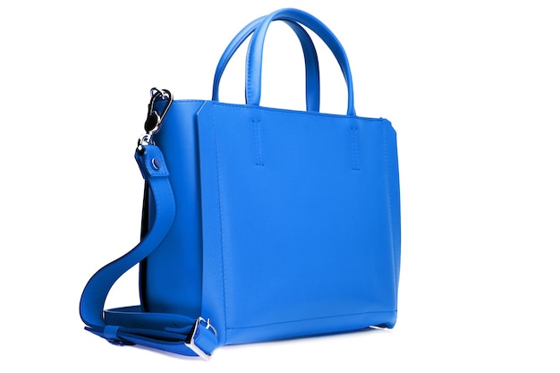 Borsa in pelle blu su sfondo bianco vista laterale