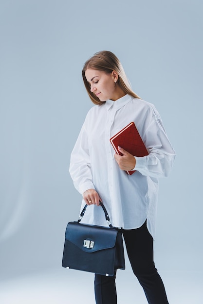 Borsa in pelle classica nera in mano di una ragazza Donna con borsa di lusso