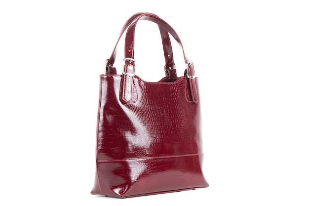 Borsa in pelle da donna elegante rossa su sfondo bianco