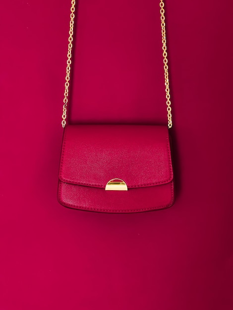 Borsa in pelle rosa alla moda con dettagli dorati come borsa di design e accessorio alla moda moda femminile e concetto di collezione di borse in stile di lusso