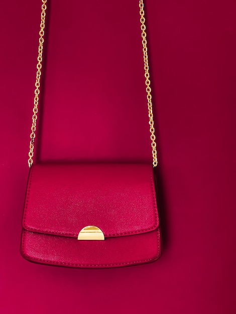 Borsa in pelle rosa alla moda con dettagli dorati come borsa di design e accessorio alla moda moda femminile e concetto di collezione di borse in stile di lusso