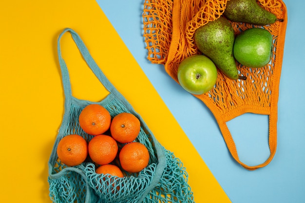 Borsa in tessuto a rete piena di frutta colorata. Cibo sano e concetto di rifiuti zero