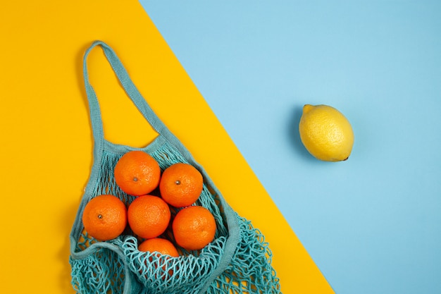 Borsa in tessuto a rete piena di frutta colorata. Cibo sano e concetto di rifiuti zero