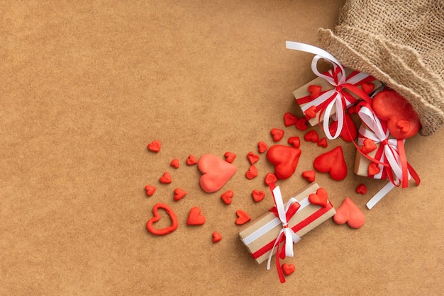 Borsa lavorata a maglia con doni e cuori per San Valentino.