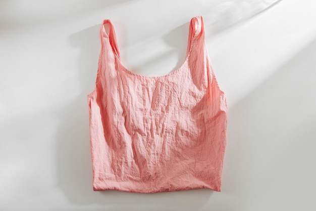 Borsa per la spesa in tessuto rosa riutilizzabile. Zero sprechi, concetto plastic free.