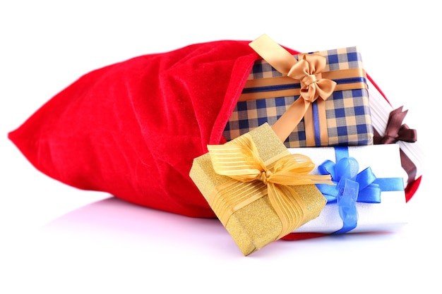 Borsa rossa con giocattoli e regali di Natale isolati su bianco