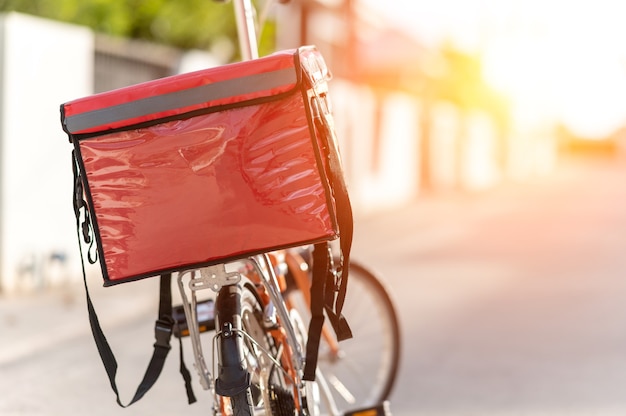 Borsa rossa posta su una bicicletta preparata per consegnare i pacchi ai clienti