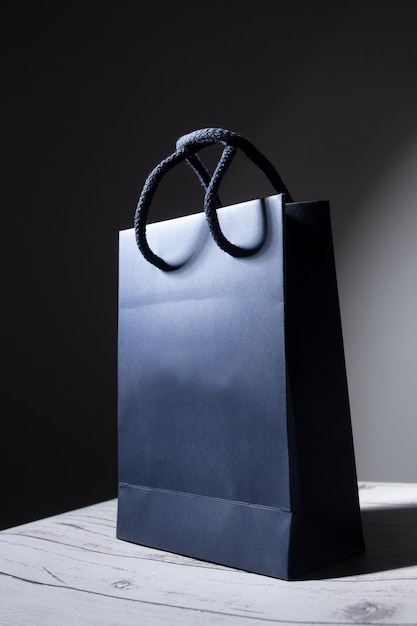 Borsa shopper di carta alla moda in blu