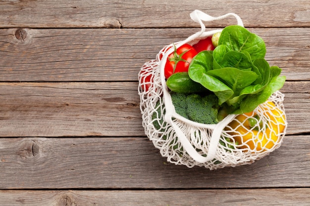 Borsa shopping in rete ecologica con verdure fresche