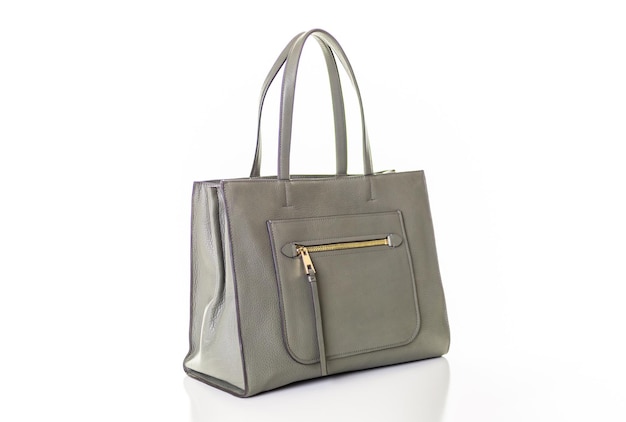 Borsa tote in pelle da donna alla moda da pelle grigia su sfondo bianco isolato.