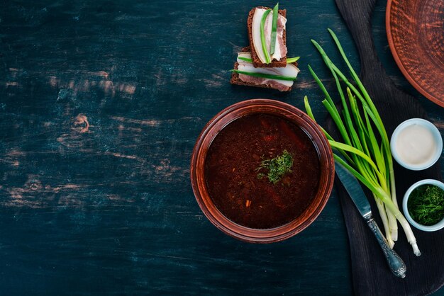 Borsch Cucina tradizionale ucraina Zuppa di barbabietole su sfondo di legno Vista dall'alto Copia spazio