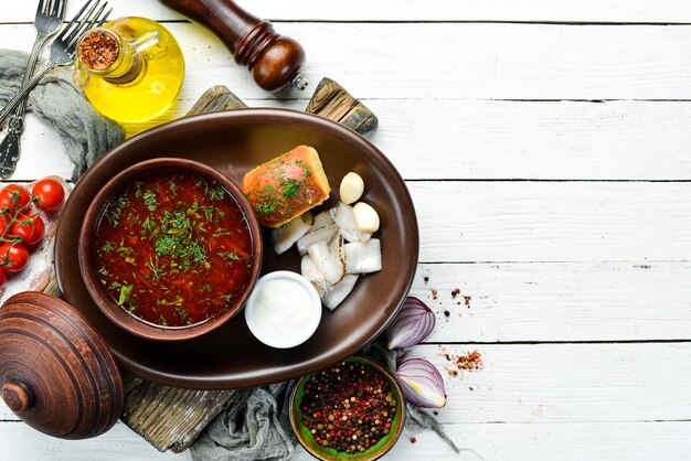 Borsch di barbabietola con lardo e panna acida Cucina ucraina Vista dall'alto spazio libero per il testo Stile rustico