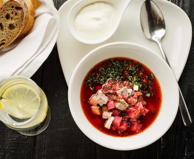 Borsch fatto in casa con carne e panna acida.