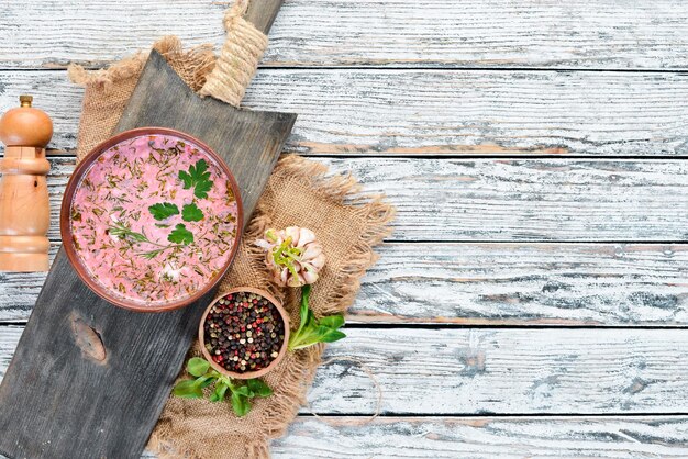 Borsch rosso con barbabietole Cucina ucraina Vista dall'alto Spazio libero per il testo Stile rustico