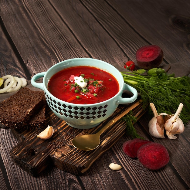 Borsch rosso nazionale ucraino e russo con panna acida ed erbe aromatiche