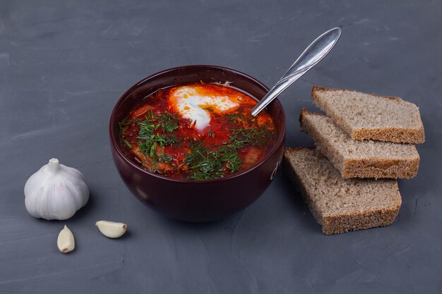 Borsch russo con panna acida, aglio e pane