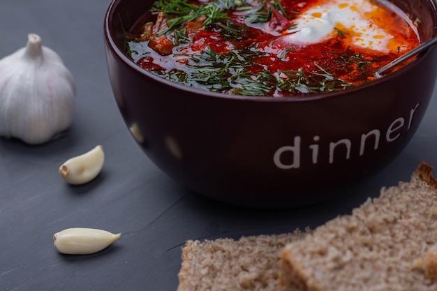 Borsch russo con panna acida, aglio e pane