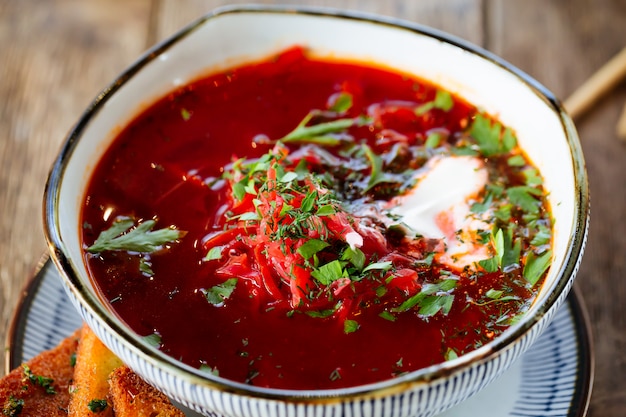 Borsch tradizionale russo della zuppa di barbabietola del primo piano