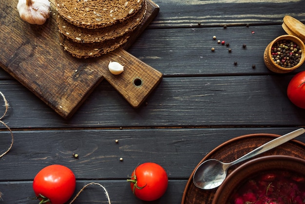 Borsch ucraino con pane, panna acida, aglio e una miscela di peperoni 3