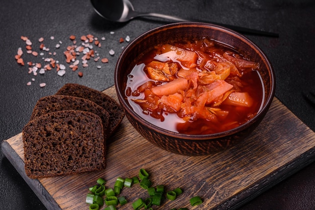 Borsch ucraino tradizionale Ciotola di zuppa di radice di barbabietola rossa borsch con cipolla verde