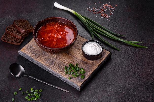 Borsch ucraino tradizionale Ciotola di zuppa di radice di barbabietola rossa borsch con cipolla verde