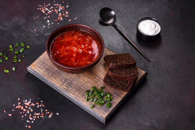 Borsch ucraino tradizionale Ciotola di zuppa di radice di barbabietola rossa borsch con cipolla verde